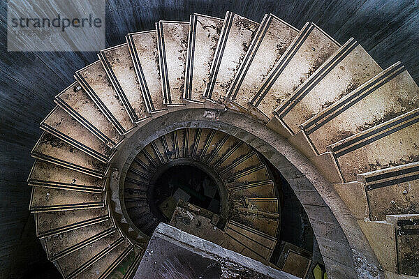 Treppen aus einem verlassenen Gebäude in Asturien  Spanien