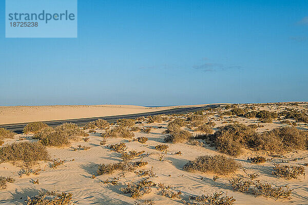 Dünen des Naturparks Corralejo mit Straßenlandschaft auf Fuerteventura