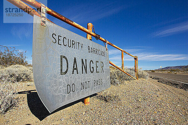 Alte Schilder erinnern an die Gefahr auf dem Testgelände in Nevada. Die Gefahr ist jetzt geringer  aber die verrosteten Schilder sind immer noch da und erinnern an eine einst geschäftige Vergangenheit.