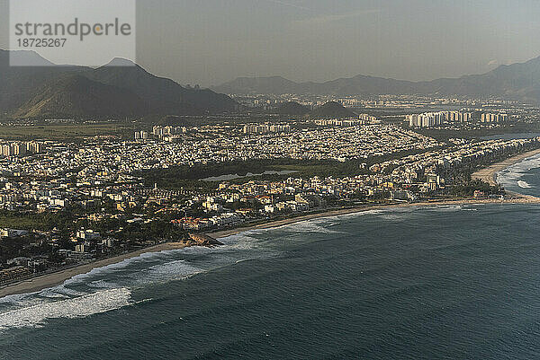Luftaufnahme vom Helikopterflug zur Stadt  zum Meer und zu den Bergen