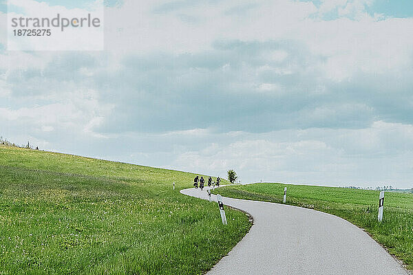 Radfahrer auf einer Route mit schöner Landschaft in Deutschland