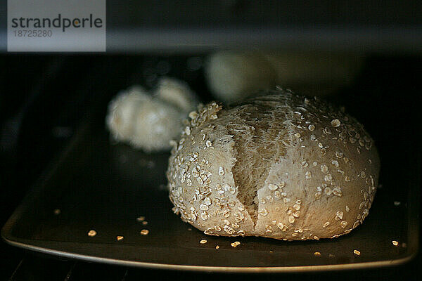 Selbstgebackenes Brot im Ofen in einer heimischen Küche.