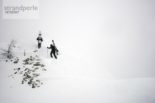 Pärchen beim Backcountry-Skifahren.