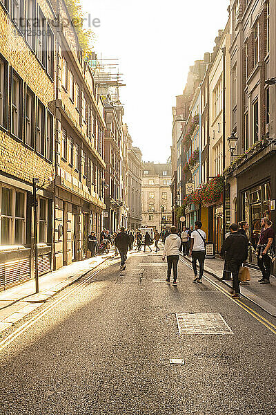 Brewer str. mit Sonnenschein und Menschenmassen