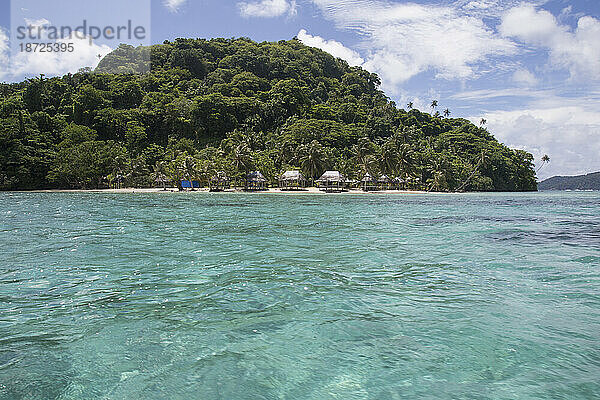 Strandhütten auf einer kleinen Insel im Südpazifik  Samoa