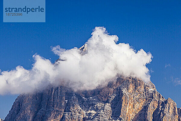Felsiger Gipfel der Tofana Di Rozes  Dolomiten  Cortina d'Ampezzo  Italien