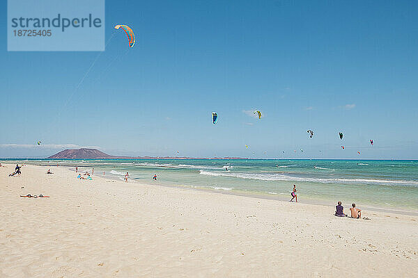 Landschaft mit Kitesurfern an einem wunderschönen Strand  Corralejo