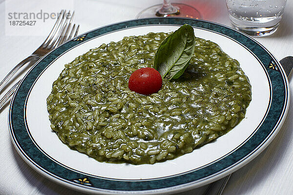 Risotto Verde  ein italienisches Reisgericht mit Basilikum und Spinat.