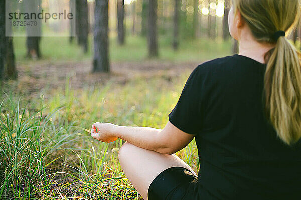 Frau praktiziert Yoga im Freien