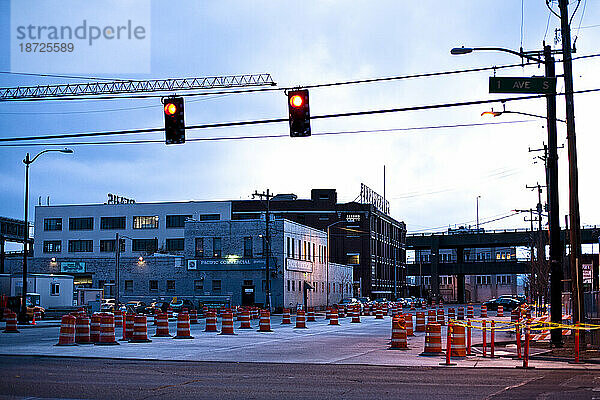 Eine Ampel blinkt in der Abenddämmerung rot über einer Straße in einem Industrieviertel von Seattle  Washington.