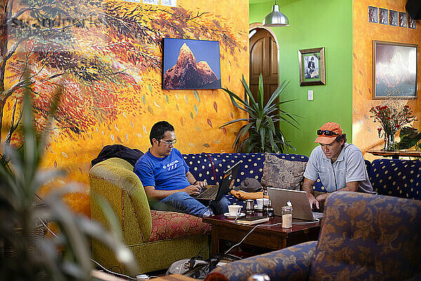 Menschen in einem Kaffeehaus in Huaraz  Peru.