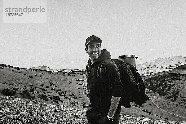Ein Mann  der in den Bergen spaziert  El Teide  Teneriffa