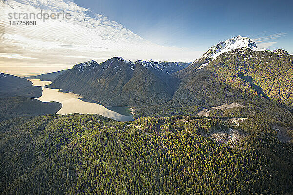 Luftaufnahme von Alouette Lake und Mount Robie Reid