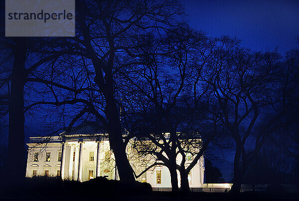 Das Weiße Haus  Washington DC in der Abenddämmerung.