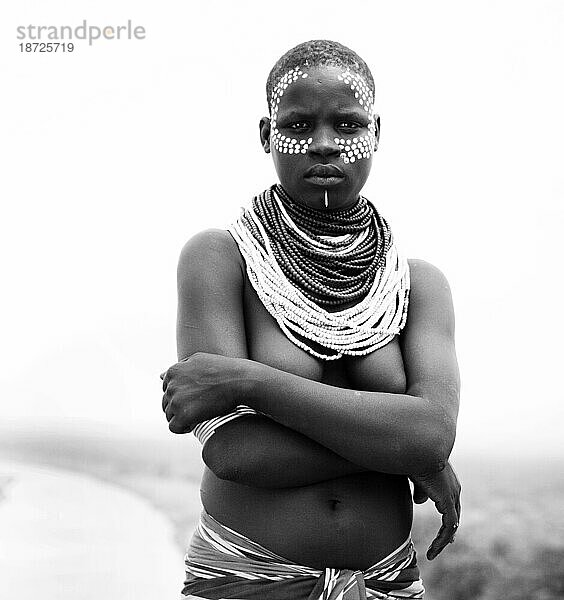 Ein Porträt einer Frau in traditioneller Kleidung und Dekoration im Omo-Tal  Äthiopien. (Schwarz und weiß)