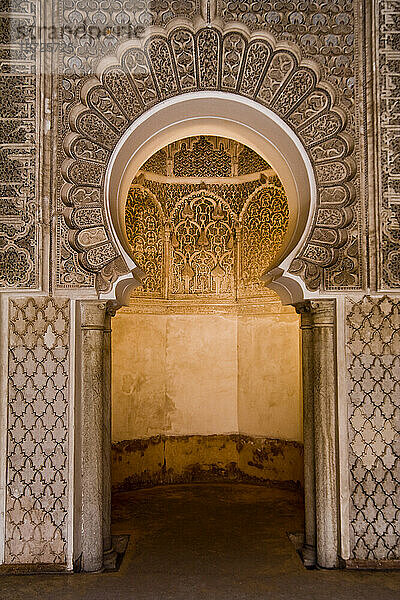 Kunstvolle gewölbte Nische in der Ali ben Youssef Medersa in der Medina von Marrakesch  Marokko.