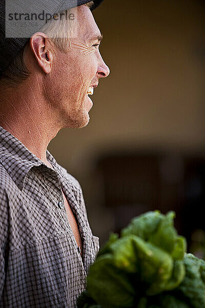 Biobauer verteilt wöchentlich Anteile an Produkten der Community Supported Agriculture (C.S.A.).