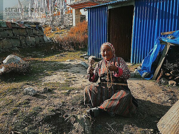 Ältere religiöse Frau in den Bergen mit Gebetsperlen