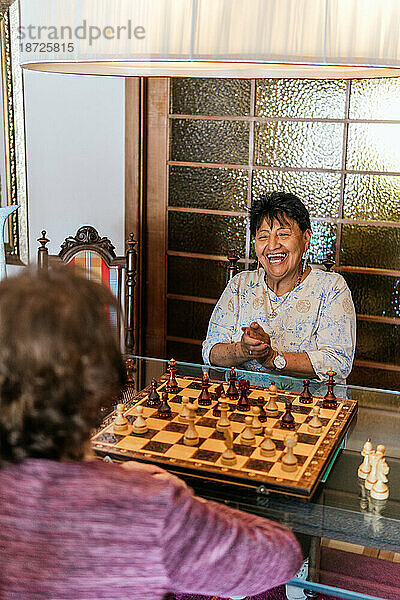 Zwei Frauen spielen Schach  eine gewinnt das Spiel