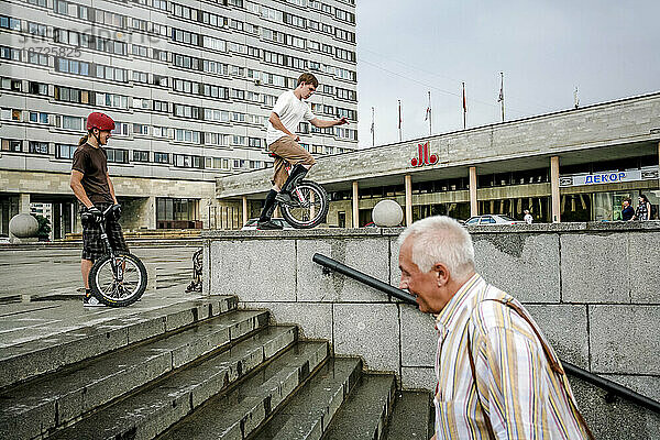 Jugendliche mit Einrädern auf der Straße von Sankt Petersburg  Russland