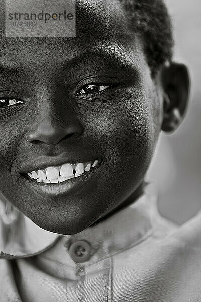 Ein ruandischer Junge im Teenageralter.