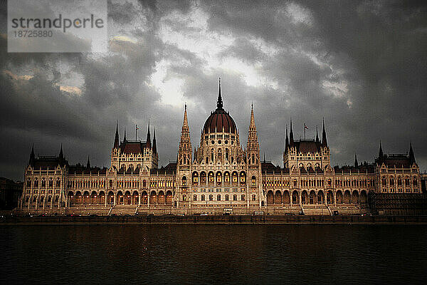 Ungarisches Parlamentsgebäude in Budapest  der Hauptstadt Ungarns  an der Donau gelegen