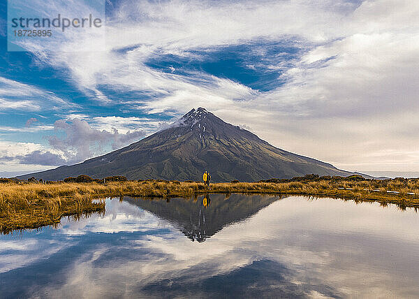 Unglaublicher Vulkan am See bei Sonnenuntergang in Taranaki  Neuseeland