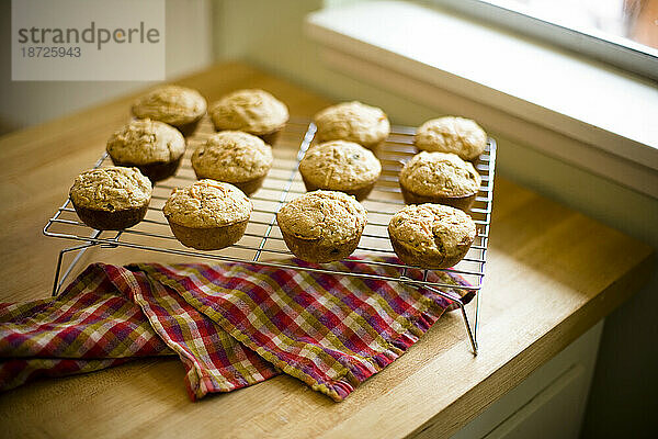 Frisch gebackene Muffins in der Nähe einer Fensterbank.