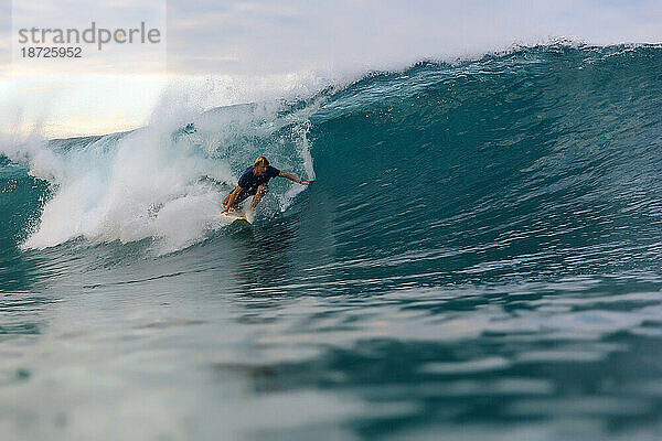 Surfer reitet Welle im Meer