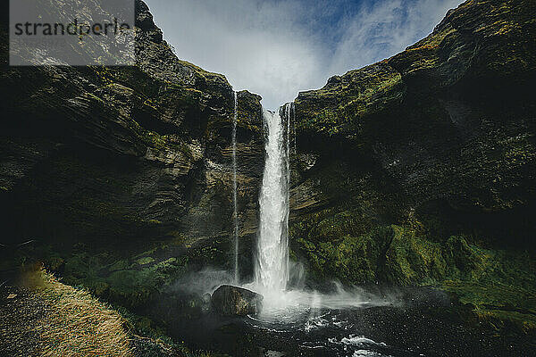 Ein wunderschöner Wasserfall in Island