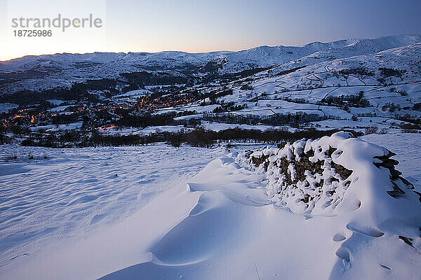 Ambleside von Wansfell in der Abenddämmerung im Winterschnee  Lake District  Großbritannien.