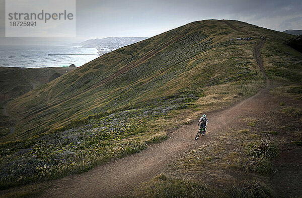 Ein Mountainbiker fährt auf einem Wanderweg in Pacifica  Kalifornien.