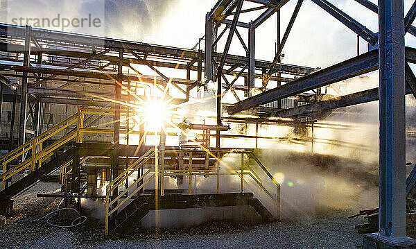Beladeanlage für Kesselwagen in einer Raffinerie bei Sonnenaufgang
