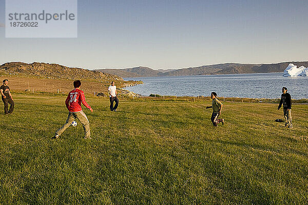 Studenten spielen Fußball an der Agrarforschungsstation in Upernaviarsuk  Grönland.