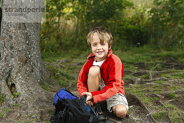 Kleiner Junge beim Wandern