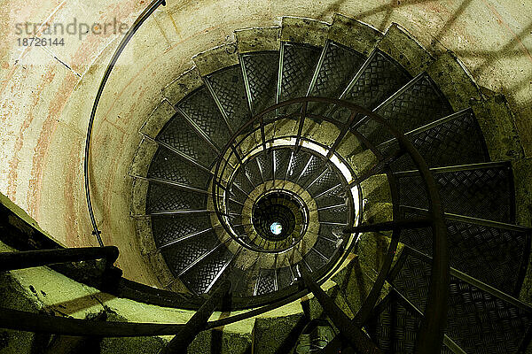 Eine Fischperspektive auf eine Wendeltreppe in Paris  Frankreich.