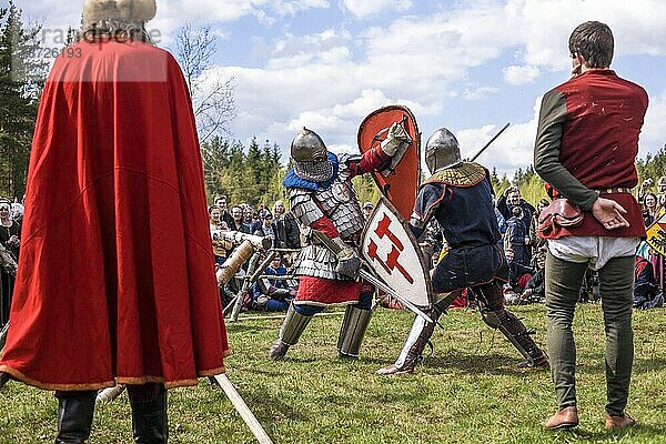 Bewaffnete und gepanzerte Männer kämpfen mit Schwertern und Schilden bei einem Festival der mittelalterlichen Kultur in Russland
