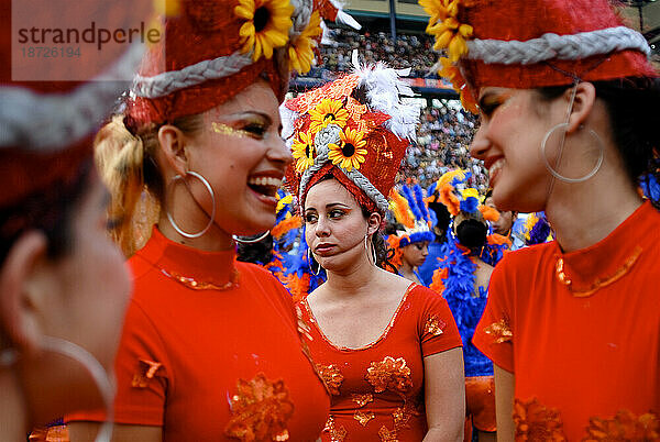 Kostümierte Karnevalstänzer warten hinter der Bühne in Merida  Venezuela.