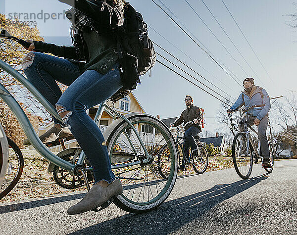 Eine Gruppe Freunde fährt mit dem Fahrrad durch ein Dorf in Maine