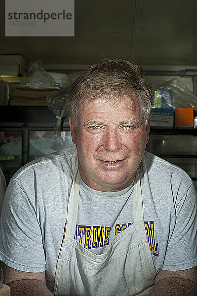 Der Besitzer und Chefkoch begrüßt Kunden an seinem Frittierwagen in Burks Falls  Ontario.