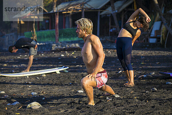Surfer am Strand in Bali  Indonesien.
