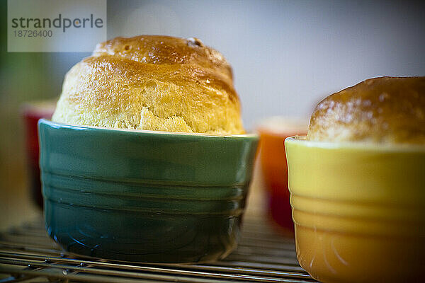 Frisch gebackene Brioche steht auf einer Fensterbank in Seattle  Washington.