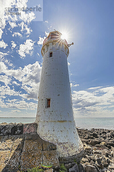 Australien  Victoria  Port Fairy  Rocky Beach und Port Fairy Lighthouse im Sommer