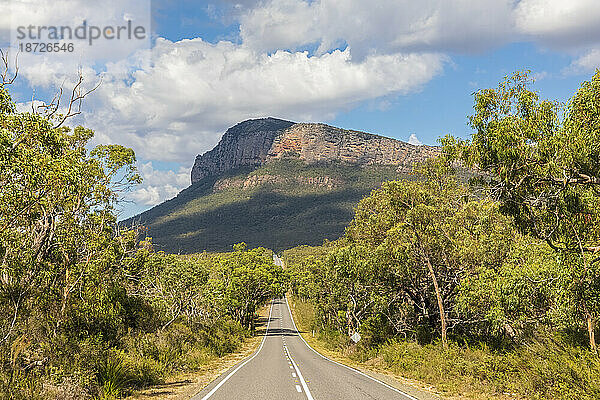 Australien  Victoria  Abschnitt der Northern Grampians Road mit Berg im Hintergrund