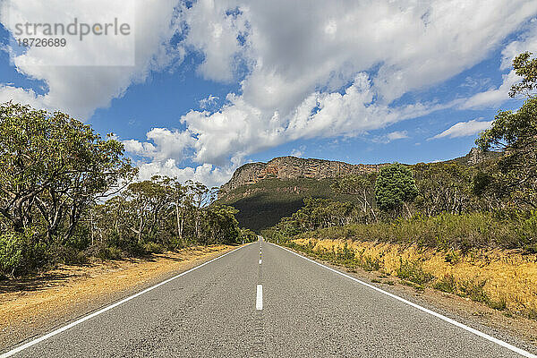Australien  Victoria  Abschnitt der Northern Grampians Road mit Berg im Hintergrund