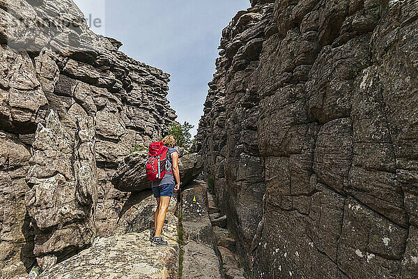 Australien  Victoria  Halls Gap  Touristin durchquert den Grand Canyon im Grampians-Nationalpark