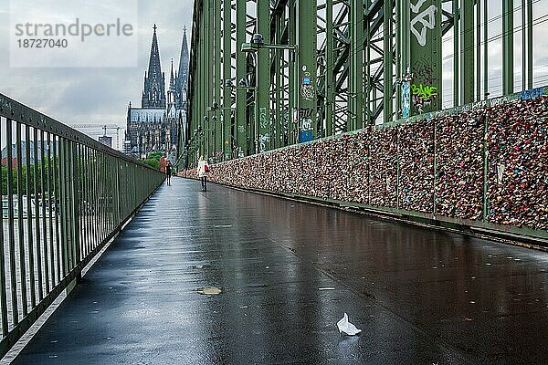 Die Hohenzollernbrücke mit Liebesschlössern in Köln  Deutschland  Europa