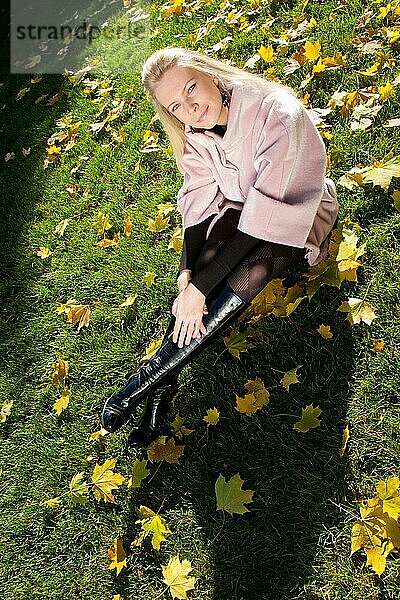 Junge schöne Frau im Herbst Park
