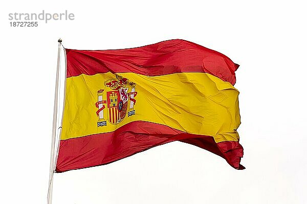 Flagge von Spanien weht im Wind mit weißem Hintergrund und Kopie Raum