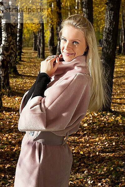 Schönes russisches Mädchen im Herbst Park